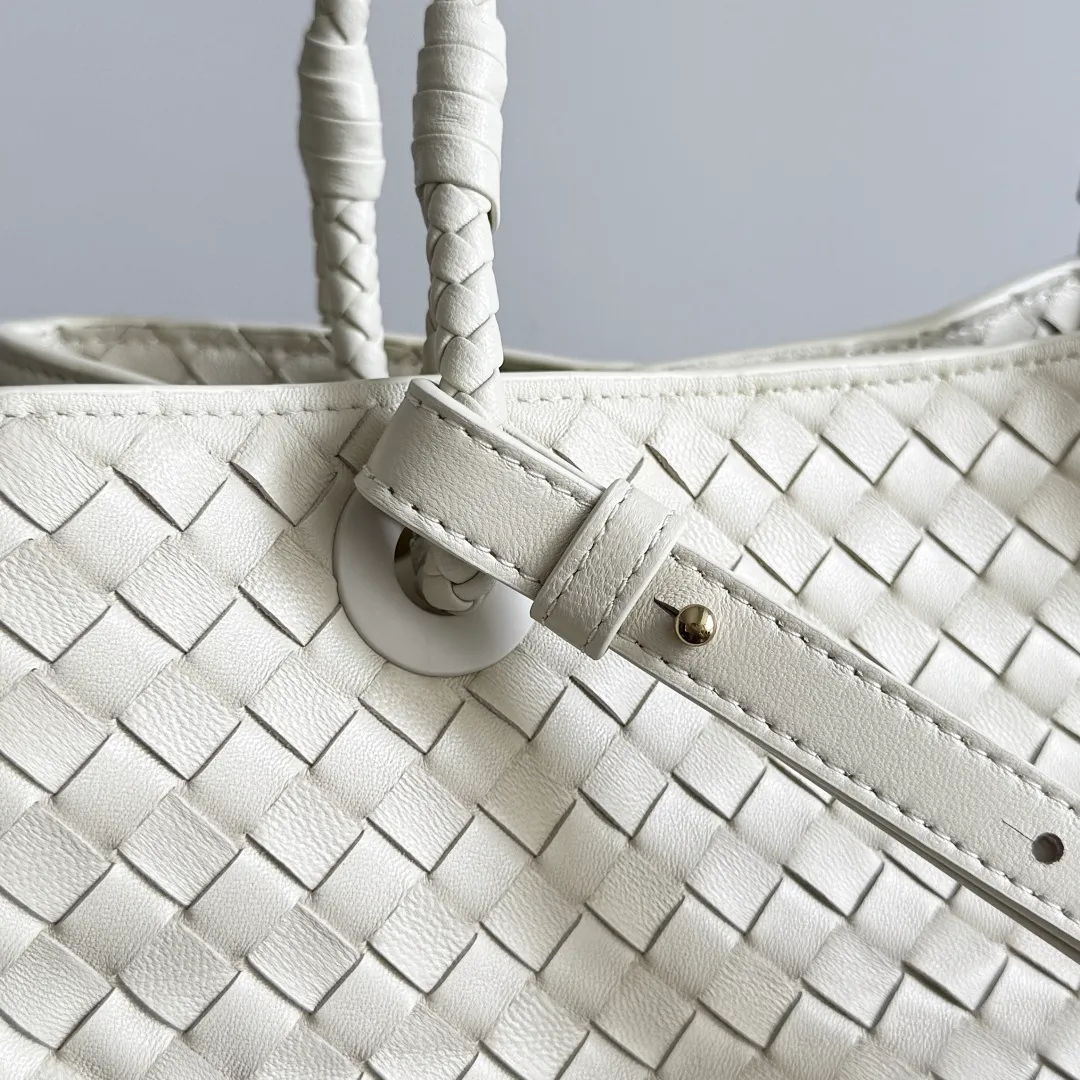Batch 2200 Bottega Veneta Basket new woven handbag. The classic tote bag style has its own elegant and elegant temperament. It does not feel out of place whether it is commuting or casual outings. It is suitable for various occasions! The design of the woven handle is the finishing touch. The hand-woven texture is delicate and rich in texture. It is not only beautiful, but also extremely comfortable to hold. It looks low-key when held in the hand, but in fact it exudes luxurious charm. Iconic weaving process, each weave is tight and even, showing BV's exquisite production technology. The metal ring decoration is perfectly connected with the bag body, adding a sense of modernity and sophistication to the whole. Moreover, the lines of the bag body are smooth and natural, and the curvature is ergonomic. It can be perfectly adapted whether it is carried on the shoulder or carried in the hand, showing an elegant posture. Style number: 836261 Size: 31*18.5*16cm